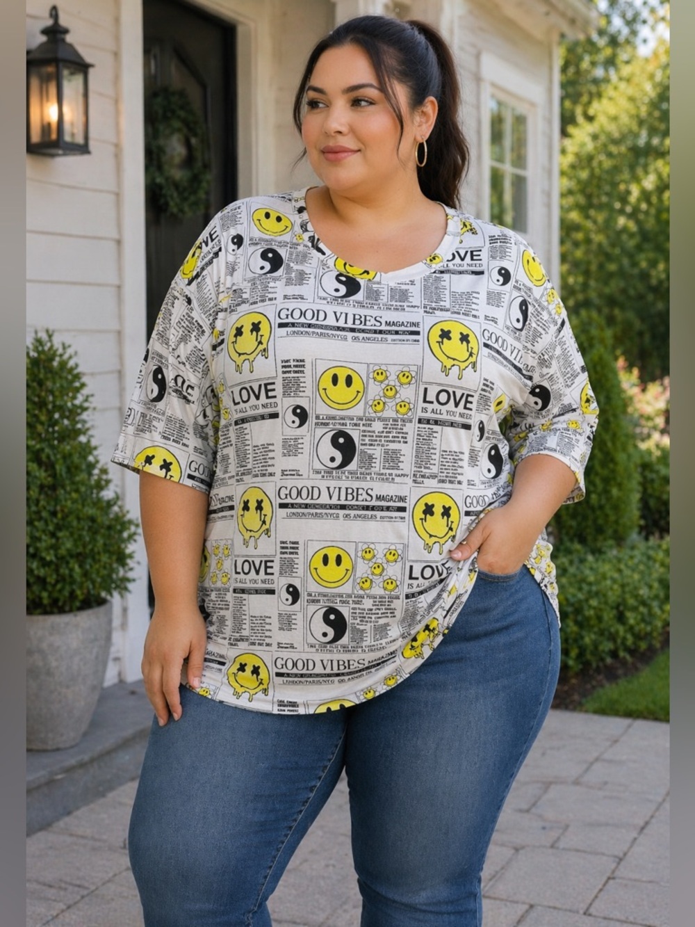Olive Avenue Women’s Graphic Smiley Newspaper Print Tee Size 3XL